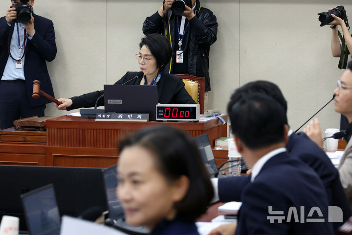 [서울=뉴시스] 고승민 기자 = 지난달 7일 서울 여의도 국회에서 열린 과학기술정보방송통신위원회 전체회의에서 최민희 위원장이 회의를 주재하고 있다. 2026.05.07. kkssmm99@newsis.com