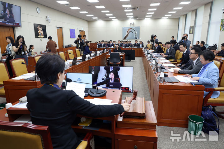 [서울=뉴시스] 고승민 기자 = 7일 서울 여의도 국회에서 열린 과학기술정보방송통신위원회 전체회의에서 최민희 위원장이 회의를 주재하고 있다. 2026.05.07. kkssmm99@newsis.com