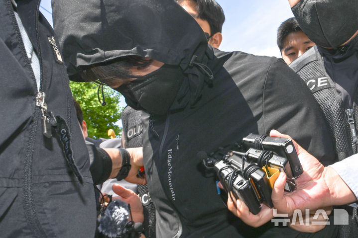 [광주=뉴시스] 이영주 기자 = 한밤중 광주 도심에서 흉기를 휘둘러 일면식 없는 여고생을 살해하고 남고생을 다치게 한 혐의(살인 등)를 받는 장모(24)씨가 7일 오전 광주 동구 광주지법에서 구속 전 피의자 심문(영장실질심사)을 마친 뒤 압송되고 있다. 2026.05.07. leeyj2578@newsis.com