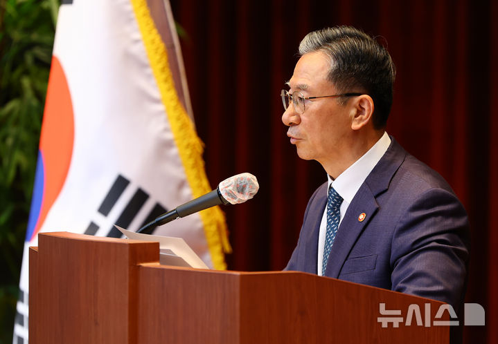 [과천=뉴시스] 황준선 기자 = 정성호 법무부 장관이 7일 오전 경기 과천시 정부과천청사 대강당에서 열린 신임 검사 임관식에서 당부말을 하고 있다. 2026.05.07. hwang@newsis.com