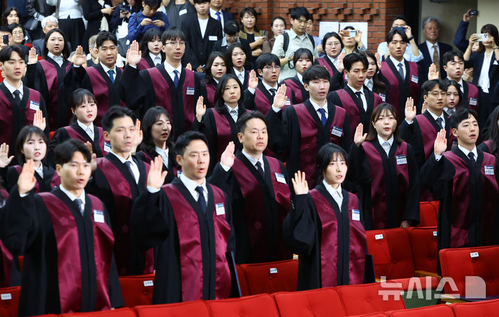 [과천=뉴시스] 황준선 기자 = 7일 오전 경기 과천시 정부과천청사 대강당에서 열린 신임 검사 임관식에서 신임 검사들이 선서를 하고 있다. 2026.05.07. hwang@newsis.com