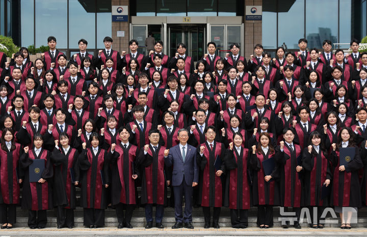 [과천=뉴시스] 황준선 기자 = 정성호 법무부 장관과 신임 검사들이 7일 오전 경기 과천시 정부과천청사에서 열린 신임 검사 임관식에서 기념촬영을 하고 있다. 2026.05.07. hwang@newsis.com