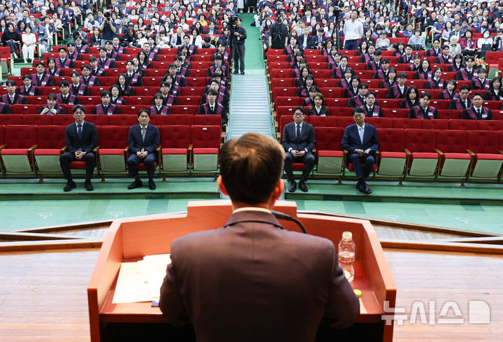 [과천=뉴시스] 황준선 기자 = 정성호 법무부 장관이 7일 오전 경기 과천시 정부과천청사 대강당에서 열린 신임 검사 임관식에서 당부말을 하고 있다. 2026.05.07. hwang@newsis.com