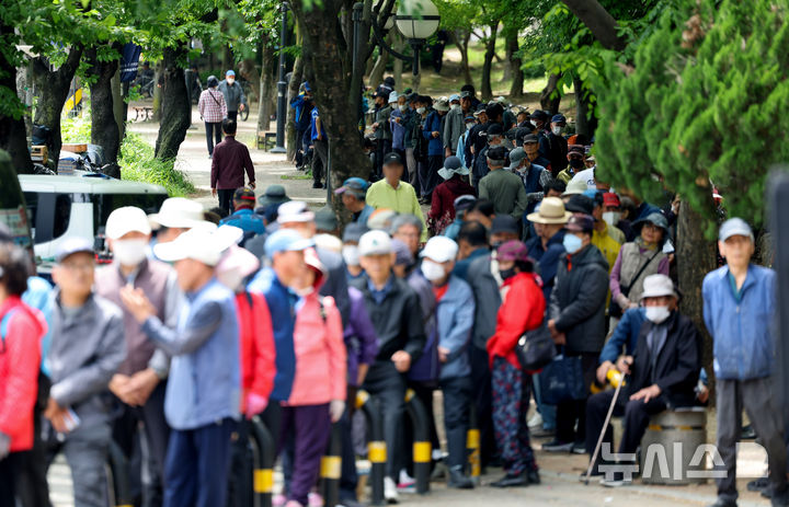 [대구=뉴시스] 이무열 기자 = 어버이날을 하루 앞둔 7일 대구 달서구 두류공원 사랑해밥차 무료급식소를 찾은 어르신들이 점심 배식을 받기 위해 줄을 서고 있다. 2026.05.07. lmy@newsis.com