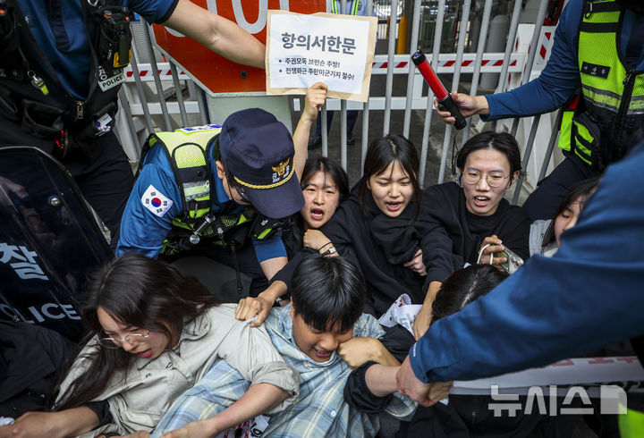 [서울=뉴시스] 정병혁 기자 = 7일 서울 종로구 주한미국대사관 앞에서 한국대학생진보연합 소속 대학생들이 전쟁반대 및 제이비어 브런슨 주한미군사령관 추방, 주한미군 철수 등을 촉구하며 기습시위를 하고 있다. 2026.05.07. jhope@newsis.com