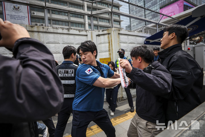 [서울=뉴시스] 정병혁 기자 = 7일 서울 종로구 주한미국대사관 앞에서 한국대학생진보연합 소속 대학생들이 전쟁반대 및 제이비어 브런슨 주한미군사령관 추방, 주한미군 철수 등을 촉구하며 기습시위를 하던 도중 경찰에 연행되고 있다. 2026.05.07. jhope@newsis.com