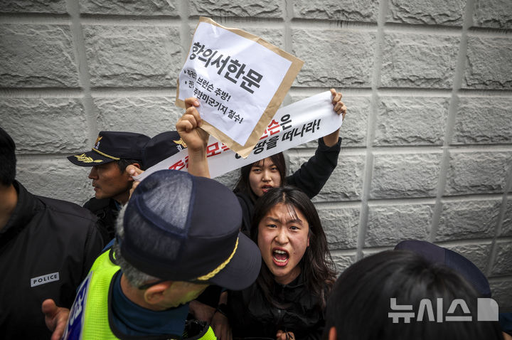[서울=뉴시스] 정병혁 기자 = 7일 서울 종로구 주한미국대사관 앞에서 한국대학생진보연합 소속 대학생들이 전쟁반대 및 제이비어 브런슨 주한미군사령관 추방, 주한미군 철수 등을 촉구하며 기습시위를 하고 있다. 2026.05.07. jhope@newsis.com