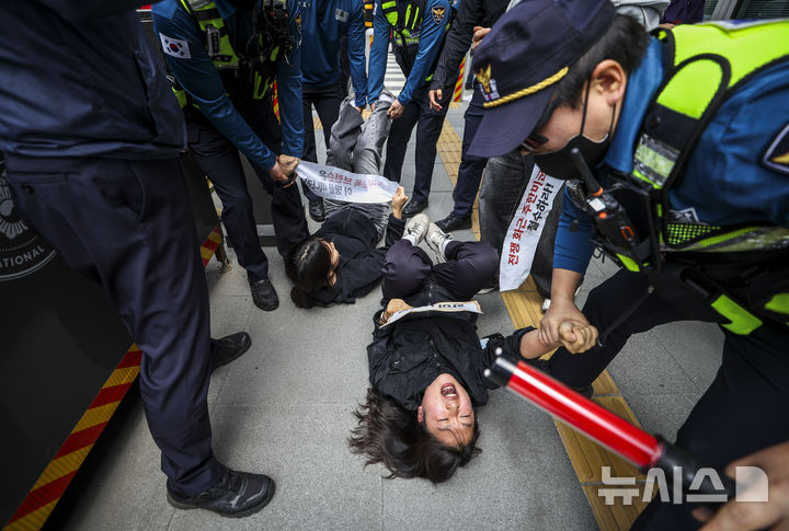 [서울=뉴시스] 정병혁 기자 = 7일 서울 종로구 주한미국대사관 앞에서 한국대학생진보연합 소속 대학생들이 전쟁반대 및 제이비어 브런슨 주한미군사령관 추방, 주한미군 철수 등을 촉구하며 기습시위를 하던 도중 경찰에 연행되고 있다. 2026.05.07. jhope@newsis.com
