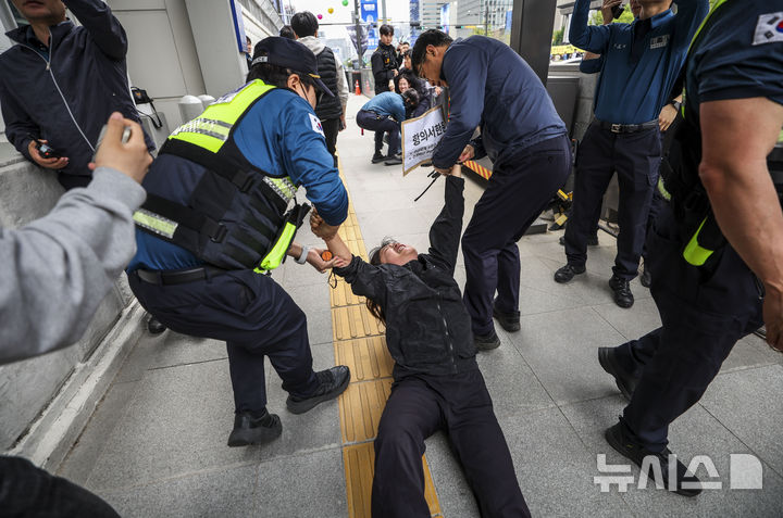 [서울=뉴시스] 정병혁 기자 = 7일 서울 종로구 주한미국대사관 앞에서 한국대학생진보연합 소속 대학생들이 전쟁반대 및 제이비어 브런슨 주한미군사령관 추방, 주한미군 철수 등을 촉구하며 기습시위를 하던 도중 경찰에 연행되고 있다. 2026.05.07. jhope@newsis.com