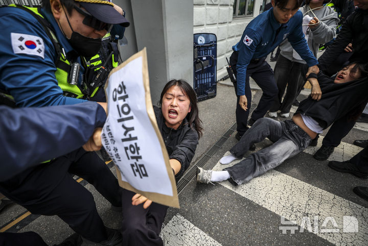 [서울=뉴시스] 정병혁 기자 = 7일 서울 종로구 주한미국대사관 앞에서 한국대학생진보연합 소속 대학생들이 전쟁반대 및 제이비어 브런슨 주한미군사령관 추방, 주한미군 철수 등을 촉구하며 기습시위를 하던 도중 경찰에 연행되고 있다. 2026.05.07. jhope@newsis.com