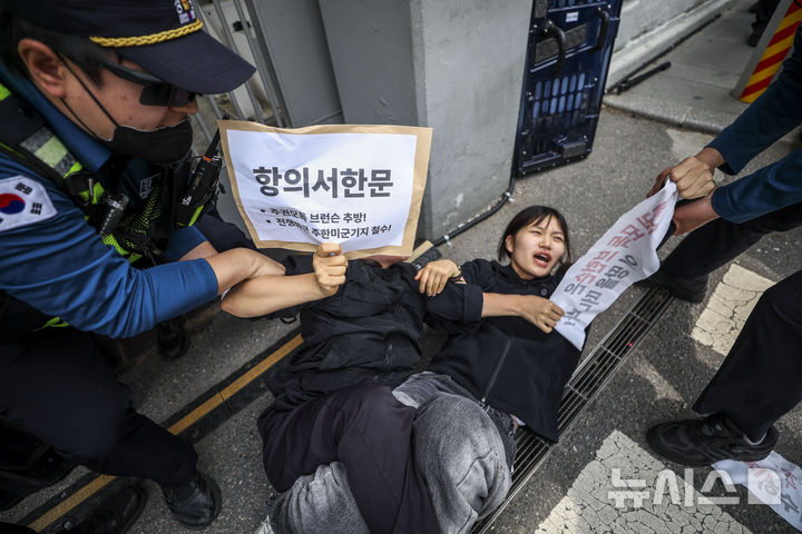[서울=뉴시스] 정병혁 기자 = 7일 서울 종로구 주한미국대사관 앞에서 한국대학생진보연합 소속 대학생들이 전쟁반대 및 제이비어 브런슨 주한미군사령관 추방, 주한미군 철수 등을 촉구하며 기습시위를 하고 있다. 2026.05.07. jhope@newsis.com