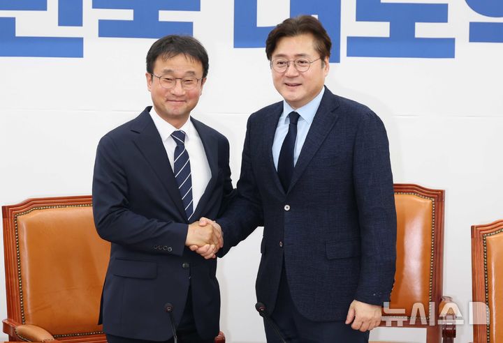 [서울=뉴시스] 조성봉 기자 = 한병도 더불어민주당 원내대표가 7일 오후 서울 여의도 국회에서 예방온 홍익표 대통령비서실 정무수석과 악수를 하고 있다. 2026.05.07. suncho21@newsis.com