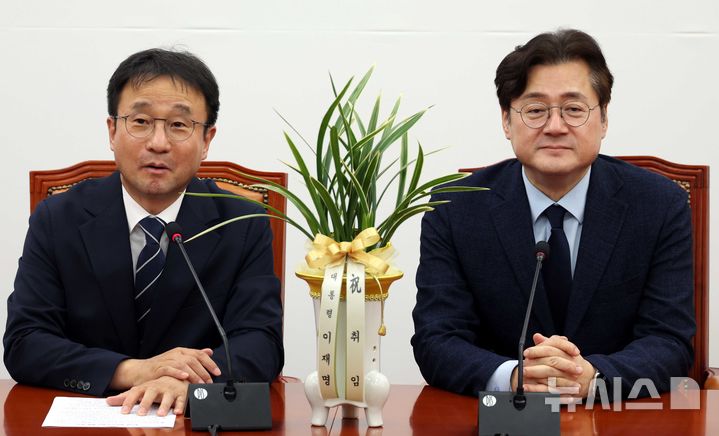 [서울=뉴시스] 조성봉 기자 = 한병도 더불어민주당 원내대표가 7일 오후 서울 여의도 국회에서 예방온 홍익표 대통령비서실 정무수석에게 인사말을 하고 있다. 2026.05.07. suncho21@newsis.com