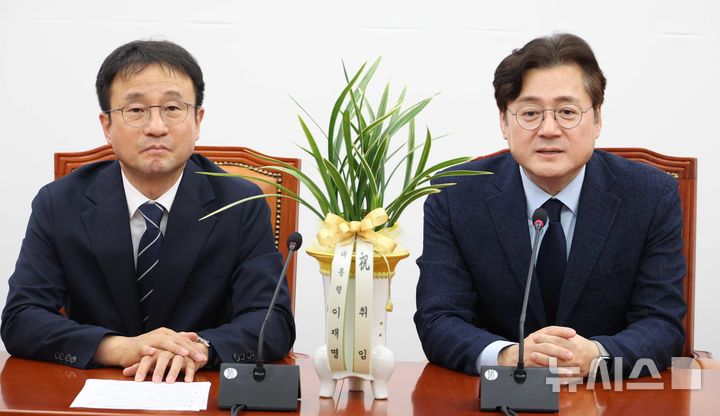 [서울=뉴시스] 조성봉 기자 = 홍익표 대통령비서실 정무수석이 7일 오후 서울 여의도 국회에서 한병도 더불어민주당 원내대표를 예방하며 인사말을 하고 있다. 2026.05.07. suncho21@newsis.com