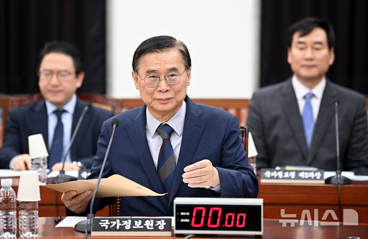 [서울=뉴시스] 국회사진기자단 = 이종석 국가정보원장이 7일 서울 여의도 국회에서 열린 정보위원회 전체회의에 출석해 회의 시작을 기다리고 있다. 2026.05.07. photo@newsis.com