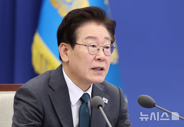 [서울=뉴시스] 최동준 기자 = 이재명 대통령이 7일 청와대에서 열린 수석보좌관회의에서 발언하고 있다. (청와대통신사진기자단) 2026.05.07. photocdj@newsis.com
