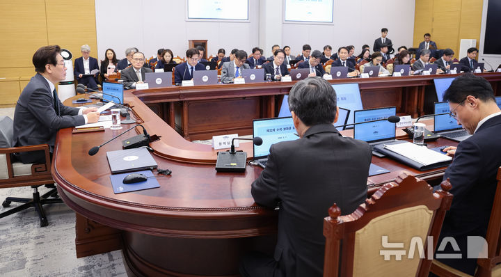 [서울=뉴시스] 최동준 기자 = 이재명 대통령이 7일 청와대에서 열린 수석보좌관회의에서 발언하고 있다. (청와대통신사진기자단) 2026.05.07. photocdj@newsis.com