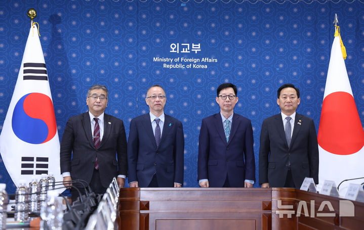 [서울=뉴시스] 조수정 기자 = 박윤주(왼쪽 세번째) 외교부 1차관과 이두희 국방부 차관, 일본 후나코시 다케히로(왼쪽 두번째) 외무사무차관, 카노 코지(왼쪽) 방위심의관이 7일 오후 서울 종로구 정부서울청사 외교부에서 열린 제14차 한일안보정책협의회 회의에서 기념촬영 하고 있다. 2026.05.07. chocrystal@newsis.com