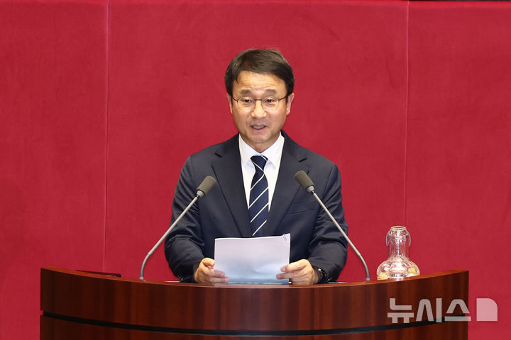 [서울=뉴시스] 고승민 기자 = 한병도 더불어민주당 원내대표가 7일 서울 여의도 국회에서 열린 제435회 국회(임시회) 제1차 본회의에서 대한민국 헌법 개정안에 대한 제안설명을 하고 있다. 2026.05.07. kkssmm99@newsis.com