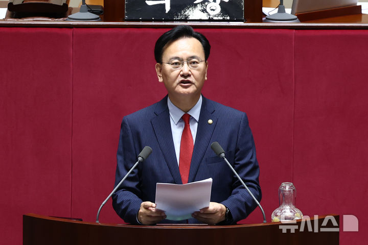 [서울=뉴시스] 고승민 기자 = 유상범 국민의힘 원내운영수석부대표가 7일 서울 여의도 국회에서 열린 제435회 국회(임시회) 제1차 본회의에서 대한민국 헌법 개정안에 대한 의사진행 발언을 하고 있다. 2026.05.07. kkssmm99@newsis.com