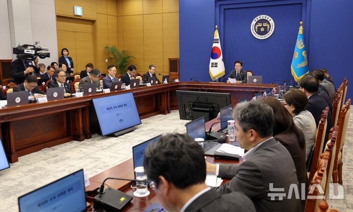 [서울=뉴시스] 최동준 기자 = 이재명 대통령이 7일 청와대에서 열린 수석보좌관회의에서 발언하고 있다. (청와대통신사진기자단) 2026.05.07. photocdj@newsis.com