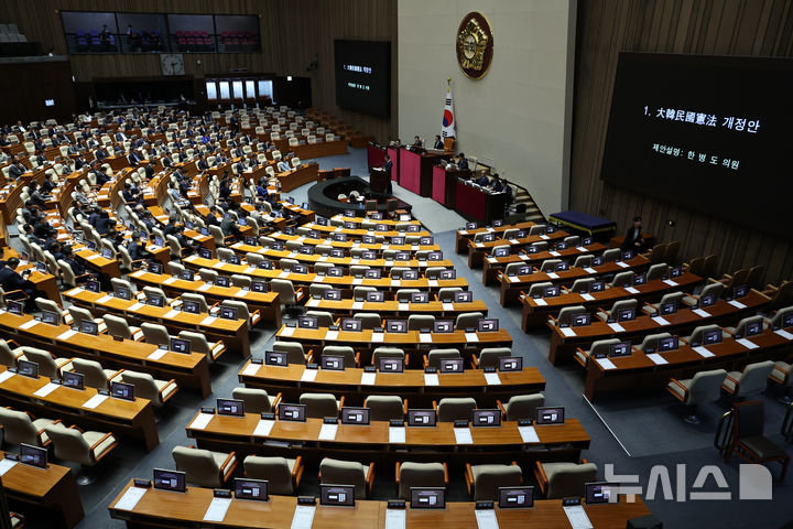 [서울=뉴시스] 김금보 기자 = 한병도 더불어민주당 원내대표가 7일 오후 서울 여의도 국회에서 열린 제435회국회(임시회) 제1차 본회의에서 대한민국헌법 개정안에 대한 제안설명을 하고 있다. 국민의힘은 개헌 반대를 당론으로 정하고 본회의장에 들어오지 않았다. 2026.05.07. kgb@newsis.com