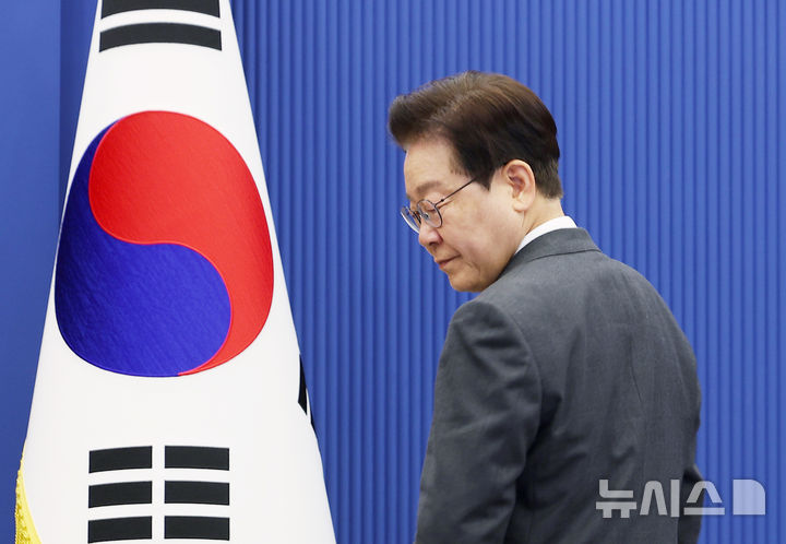 [서울=뉴시스] 최동준 기자 = 이재명 대통령이 7일 청와대에서 열린 수석보좌관회의에서 국민의례를 마친 뒤 자리로 향하고 있다. (청와대통신사진기자단) 2026.05.07. photocdj@newsis.com