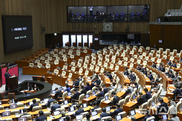 [서울=뉴시스] 김근수 기자 = 7일 서울 여의도 국회에서 열린 제435회 국회(임시회) 제1차 본회의에 대한민국 헌법 개정안이 상정되고 있는 가운데 국민의힘 의원들의 자리가 비어 있다. 2026.05.07. ks@newsis.com