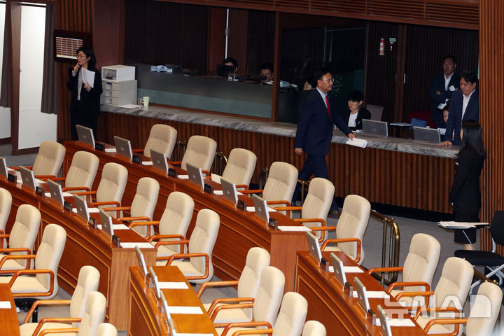 [서울=뉴시스] 고승민 기자 = 유상범 국민의힘 원내운영수석부대표가 7일 서울 여의도 국회에서 열린 제435회 국회(임시회) 제1차 본회의에서 대한민국 헌법 개정안에 대한 반대 의사진행 발언을 마친 뒤 회의장을 나서고 있다. 2026.05.07. kkssmm99@newsis.com
