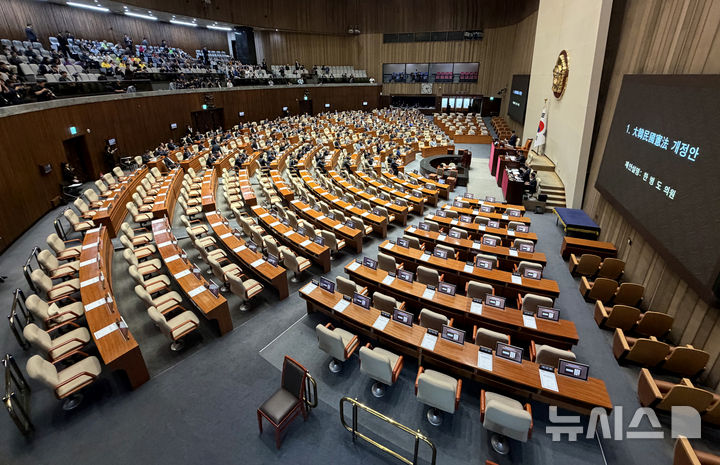 [서울=뉴시스] 김금보 기자 = 7일 오후 서울 여의도 국회에서 열린 제435회국회(임시회) 제1차 본회의에서 대한민국헌법 개정안이 상정되어있다. 국민의힘은 개헌 반대를 당론으로 정하고 본회의장에 들어오지 않았다. 2026.05.07. kgb@newsis.com