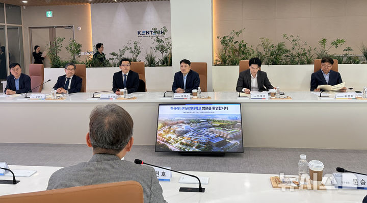 기획예산처 경제예산심의관과 정희철 산업중소벤처예산과장 등 정부 예산당국 관계자들이 지난 6일 한국에너지공과대학교(KENTECH)를 방문해 에너지 전환 정책 추진 상황 설명을 듣고 있다. (사진=나주시 제공) photo@newsis.com *재판매 및 DB 금지