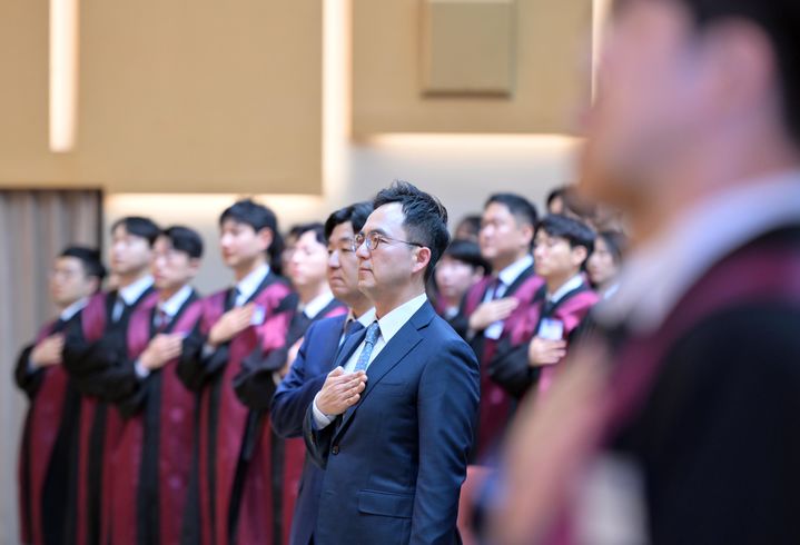 [서울=뉴시스] 구자현 검찰총장 직무대행이 7일 오후 서울 서초구 대검찰청에서 열린 신임검사 신고식에서 국기에 경례하고 있다. (사진=대검찰청 제공) 2026.05.07. photo@newsis.com *재판매 및 DB 금지