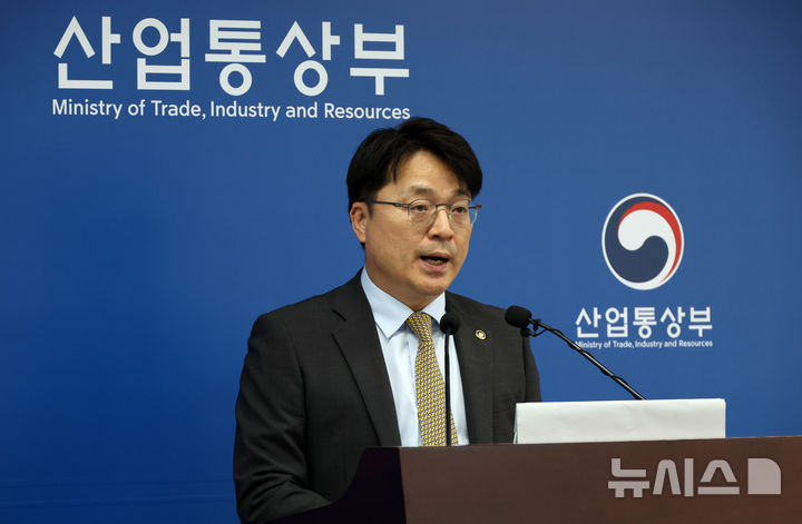 [세종=뉴시스] 강종민 기자 = 산업통상부는 8일 문신학 차관 주재로 '산업·통상·자원 분야 정상화 TF 1차 회의'를 개최했다고 밝혔다. 사진은 문 차관이 전날 세종시 정부세종청사에서 8일 0시부터 2주간 적용될 5차 석유 최고가격을 동결한다고 발표하고 있는 모습. 2026.05.07. ppkjm@newsis.com