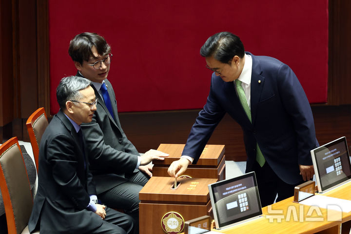 [서울=뉴시스] 고승민 기자 = 우원식 국회의장이 7일 서울 여의도 국회에서 열린 제435회 국회(임시회) 제1차 본회의에서 대한민국헌법 개정안 투표를 하고 있다. 2026.05.07. kkssmm99@newsis.com