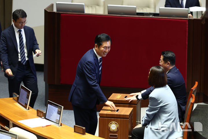 [서울=뉴시스] 고승민 기자 = 정청래 더불어민주당 대표가 7일 서울 여의도 국회에서 열린 제435회 국회(임시회) 제1차 본회의에서 대한민국헌법 개정안 투표를 하고 있다. 2026.05.07. kkssmm99@newsis.com