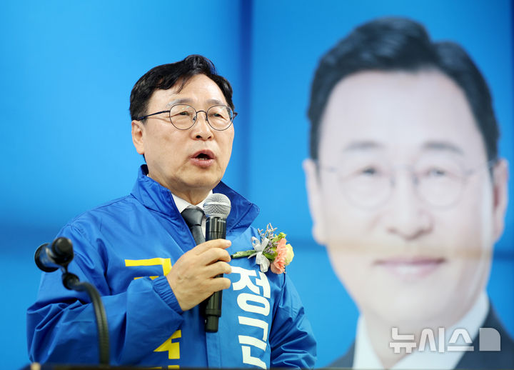 [서울=뉴시스] 김진아 기자 = 정근식 서울시교육감 예비후보가 7일 서울 종로구에 마련된 선거사무소에서 열린 개소식에서 발언하고 있다. 2026.05.07. bluesoda@newsis.com