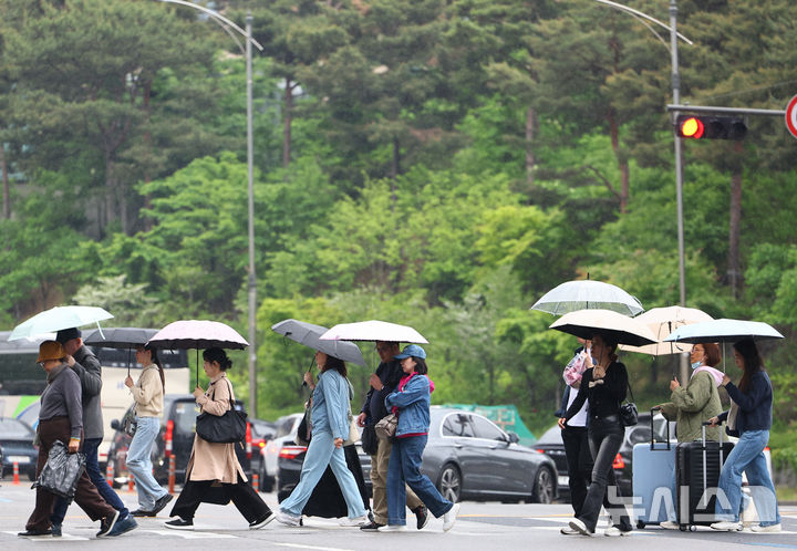[서울=뉴시스] 황준선 기자 = 비가 내린 7일 오후 서울 중구 거리에서 우산을 쓴 시민들이 발걸음을 재촉하고 있다. 2026.05.07. hwang@newsis.com