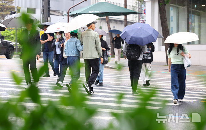 [서울=뉴시스] 황준선 기자 = 비가 내린 7일 오후 서울 중구 거리에서 우산을 쓴 시민들이 발걸음을 재촉하고 있다. 2026.05.07. hwang@newsis.com