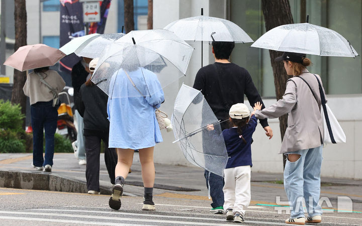 [서울=뉴시스] 황준선 기자 = 비가 내린 7일 오후 서울 중구 거리에서 우산을 쓴 시민들이 발걸음을 재촉하고 있다. 2026.05.07. hwang@newsis.com
