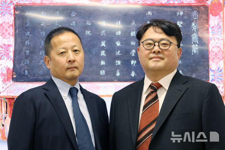 [서울=뉴시스] 박진희 기자 = 국외소재문화유산재단에 '순종예제예필현판'과 '백자청화이진검묘지'를 기증한 김창원(오른쪽)·김강원 형제가 7일 서울 종로구 국립고궁박물관에서 인터뷰 하고 있다.&nbsp; '순종예제예필현판(純宗睿製睿筆懸板)'은 1892년(고종 29) 음력 9월 24일부터 26일까지 열린 진찬(進饌)*에서 당시 세자였던 순종이 직접 짓고 쓴 글을 새긴 현판이다. '백자청화이진검묘지(白磁靑李眞儉墓誌)'는 조선 후기 예조판서 등을 지낸 문신 이진검(1671~1727)의 묘지(고인의 생애와 행적 등을 적어 무덤에 함께 묻은 돌이나 도판)이다. 2026.05.08. pak7130@newsis.com