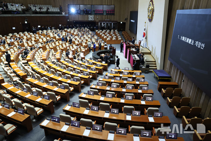 [서울=뉴시스] 김금보 기자 = 7일 오후 서울 여의도 국회에서 열린 제435회국회(임시회) 제1차 본회의에서 대한민국헌법 개정안에 대한 투표가 진행되고 있다. 국민의힘이 개헌 반대를 당론으로 정하고 표결에 참여하지 않으면서 의원석이 비어있다. 2026.05.07. kgb@newsis.com