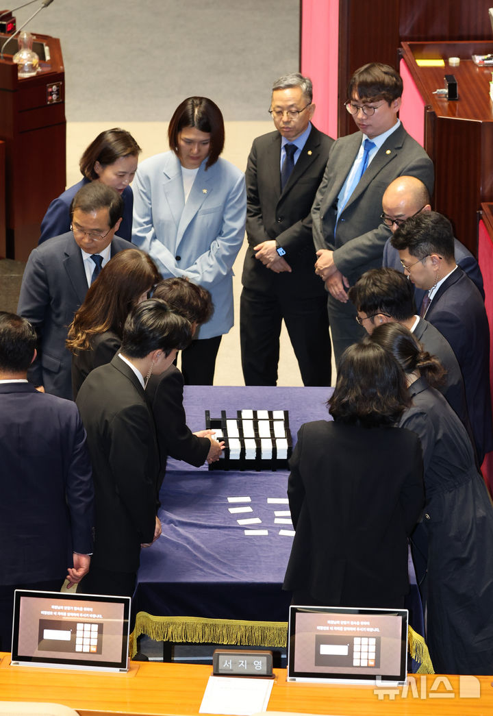 [서울=뉴시스] 김금보 기자 = 7일 오후 서울 여의도 국회에서 열린 제435회국회(임시회) 제1차 본회의에서 직원들이 대한민국헌법 개정안에 대한 투표 명패수를 확인하고 있다. 2026.05.07. kgb@newsis.com