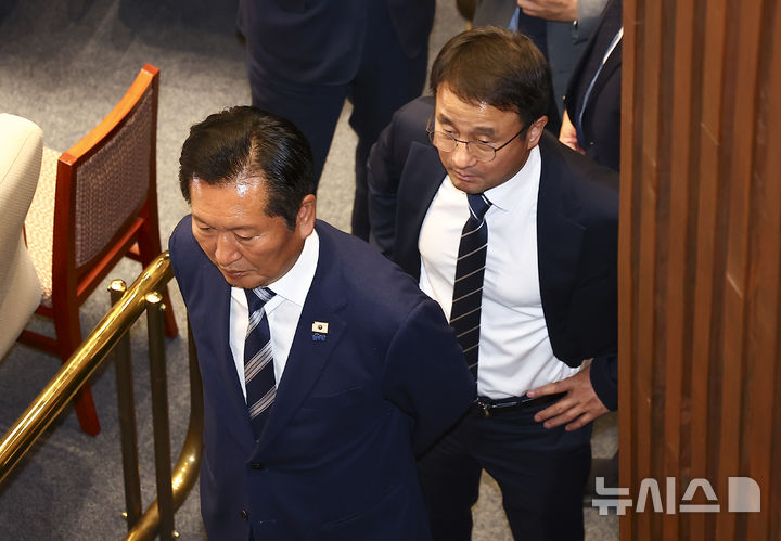 [서울=뉴시스] 김근수 기자 = 정청래 더불어민주당 대표와 한병도 원내대표가 7일 서울 여의도 국회에서 열린 제435회 국회(임시회) 제1차 본회의에서 대한민국 헌법 개정안에 대해 투표를 하기 위해 줄 서 있다. 국민의힘은 이날 본회의에 불참해 투표가 불성립됐다. 2026.05.07. ks@newsis.com
