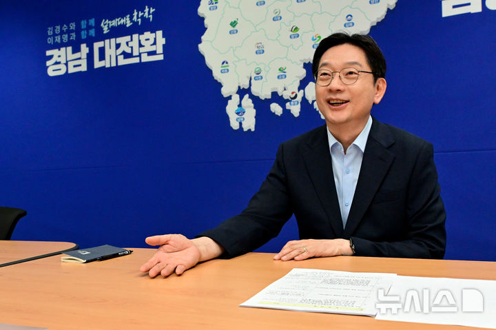 [창원=뉴시스] 차용현 기자 = 7일 오후 더불어민주당 김경수 경남지사 선거 후보가 창원시 성산구 소재 자신의 선거사무소에서 뉴시스와 인터뷰를 하고 있다. 2026.05.07. con@newsis.com