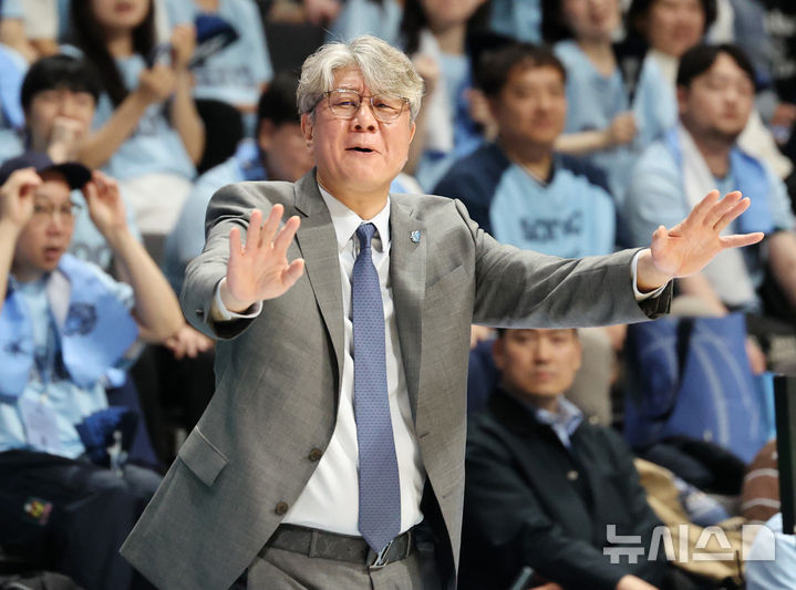 [고양=뉴시스] 김진아 기자 = 7일 경기 고양 소노 아레나에서 열린 '2025-2026 KBL 챔피언결정전 2차전' 고양 소노 스카이거너스와 부산 KCC 이지스의 경기, 소노 손창환 감독이 작전을 지시하고 있다. 2026.05.07. bluesoda@newsis.com