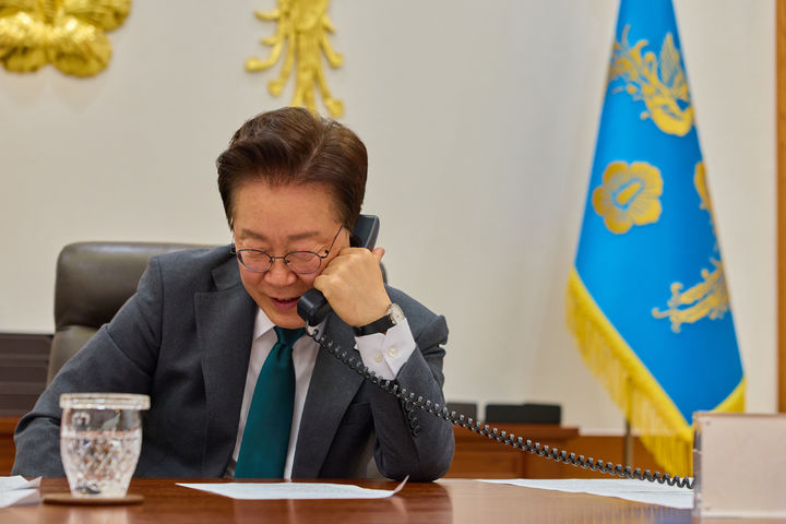 [서울=뉴시스] 최동준 기자 = 이재명 대통령이 7일 청와대에서 롭 예턴 네덜란드 총리와 통화하고 있다. (사진=청와대 제공) 2026.05.07. photo@newsis.com *재판매 및 DB 금지