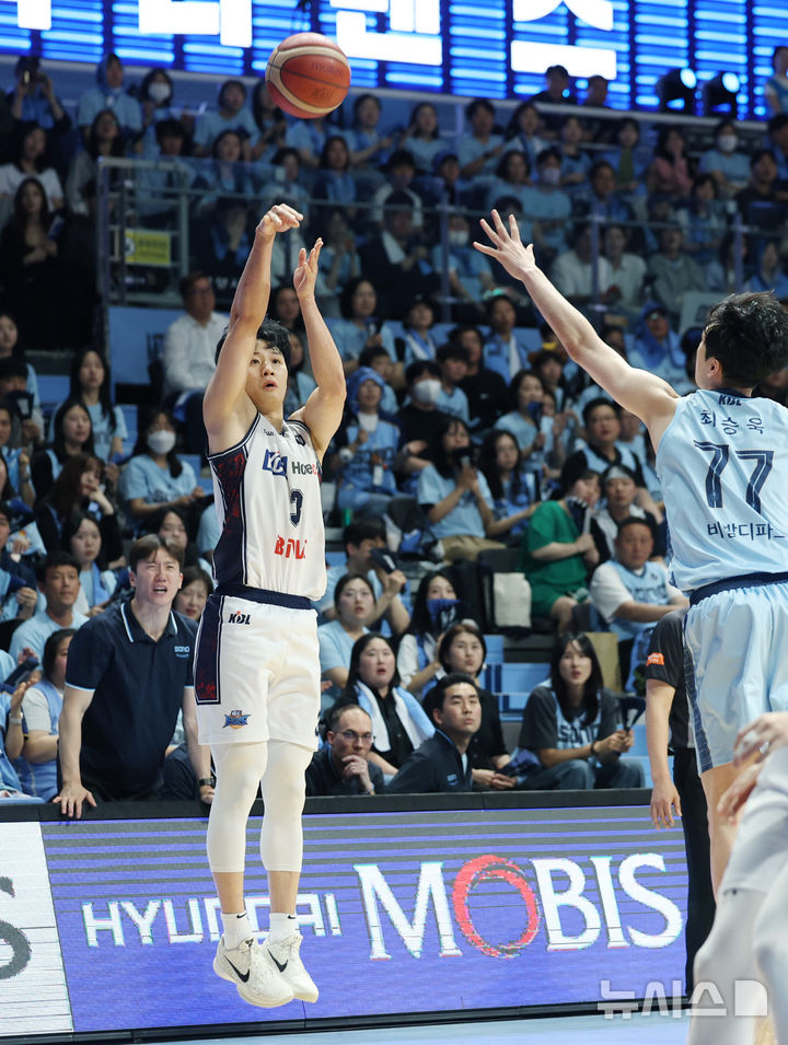 [고양=뉴시스] 김진아 기자 = 7일 경기 고양 소노 아레나에서 열린 '2025-2026 KBL 챔피언결정전 2차전' 고양 소노 스카이거너스와 부산 KCC 이지스의 경기, KCC 허웅이 슛을 하고 있다. 2026.05.07. bluesoda@newsis.com
