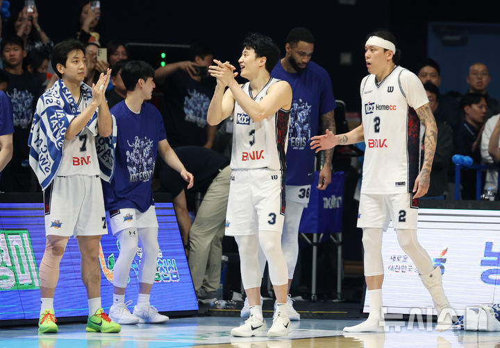[고양=뉴시스] 김진아 기자 = 7일 경기 고양 소노 아레나에서 열린 '2025-2026 KBL 챔피언결정전 2차전' 고양 소노 스카이거너스와 부산 KCC 이지스의 경기, 96-78로 승리한 KCC 허훈, 허웅, 최준용 등 선수들이 기뻐하고 있다. 2026.05.07. bluesoda@newsis.com