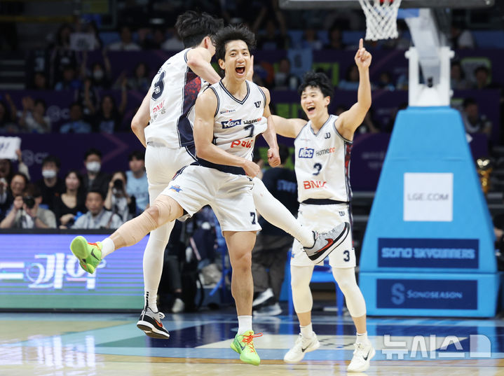 [고양=뉴시스] 김진아 기자 = 7일 경기 고양 소노 아레나에서 열린 '2025-2026 KBL 챔피언결정전 2차전' 고양 소노 스카이거너스와 부산 KCC 이지스의 경기, KCC 허훈이 득점 후 허웅, 송교창과 기뻐하고 있다. 2026.05.07. bluesoda@newsis.com