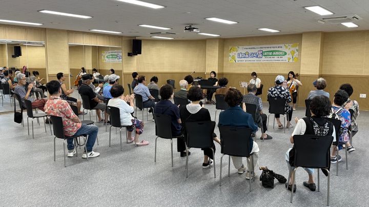 [진주=뉴시스]진주시, 치매환자 ‘예술 치유 프로그램’ 운영.(사진=진주시 제공).2026.05.08.photo@newsis.com *재판매 및 DB 금지